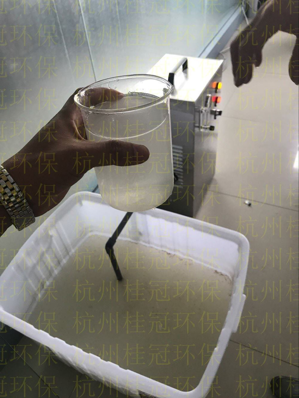 桂冠懸浮式微納米曝氣機通過微納米曝氣術(shù)，將氧氣溶入養(yǎng)分液中，活絡行進養(yǎng)分液的溶氧值